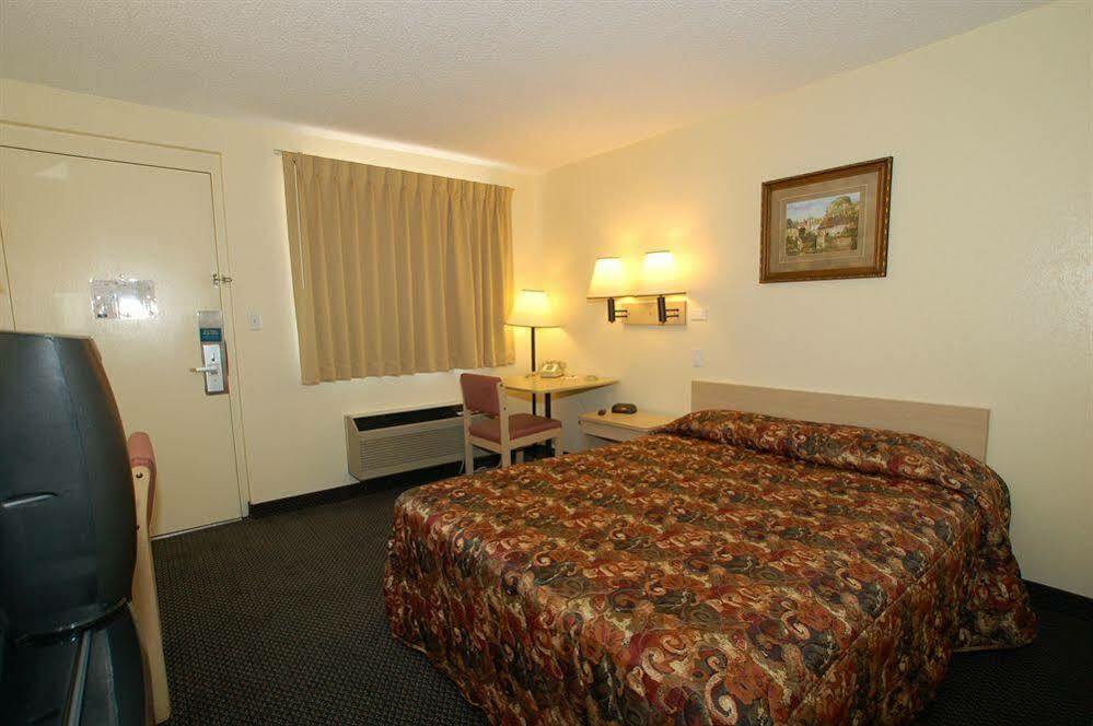פואבלו Rodeway Inn מראה חיצוני תמונה
